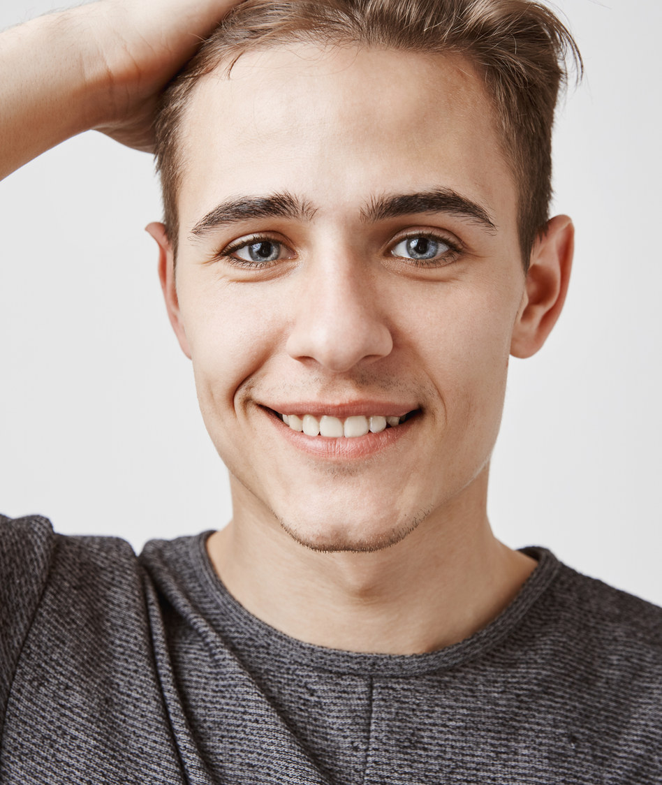 Joven sonriendo de ojos azules